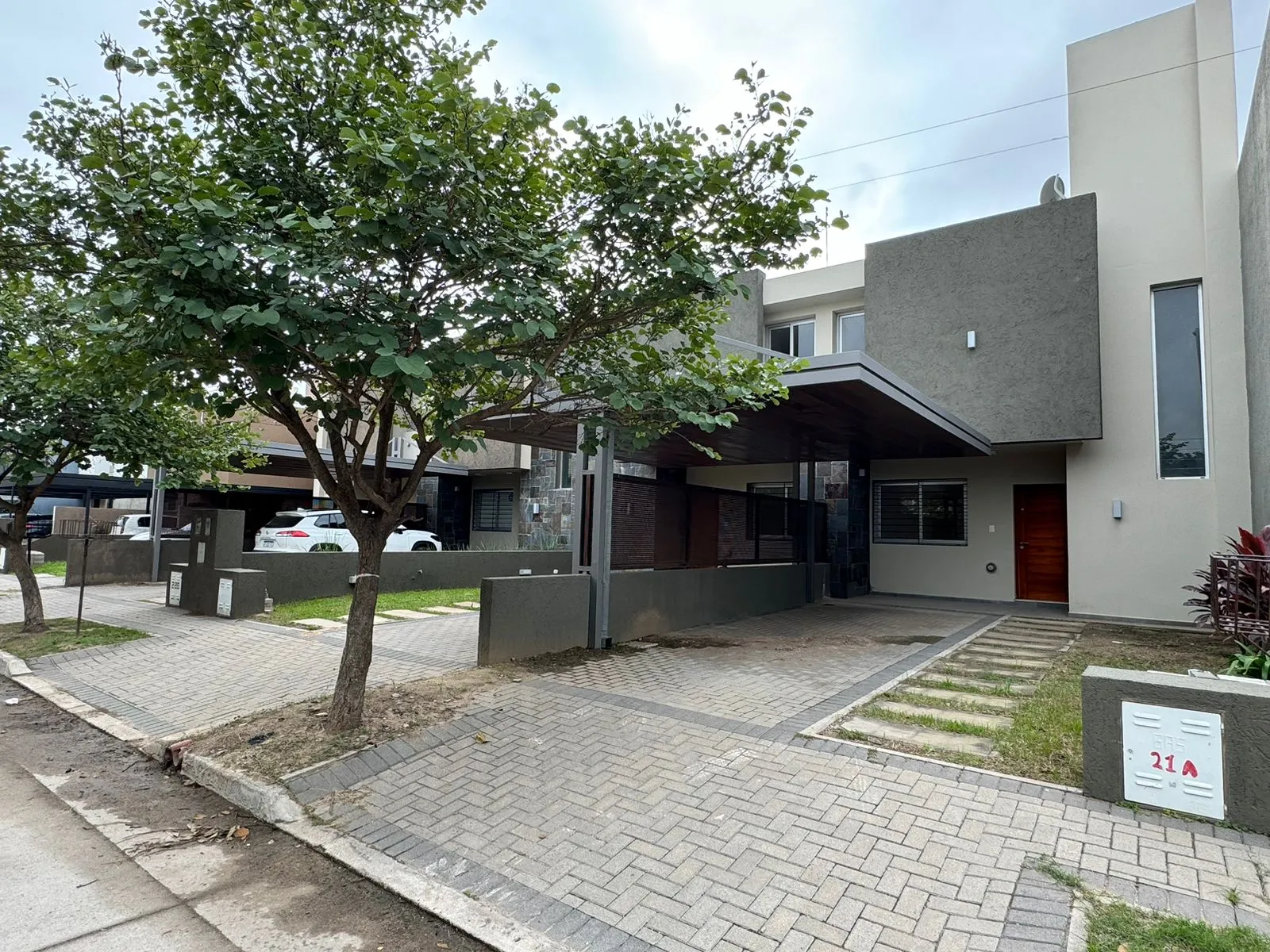 IMPECABLE DUPLEX DE CATEGORIA CHACRAS DEL SUR