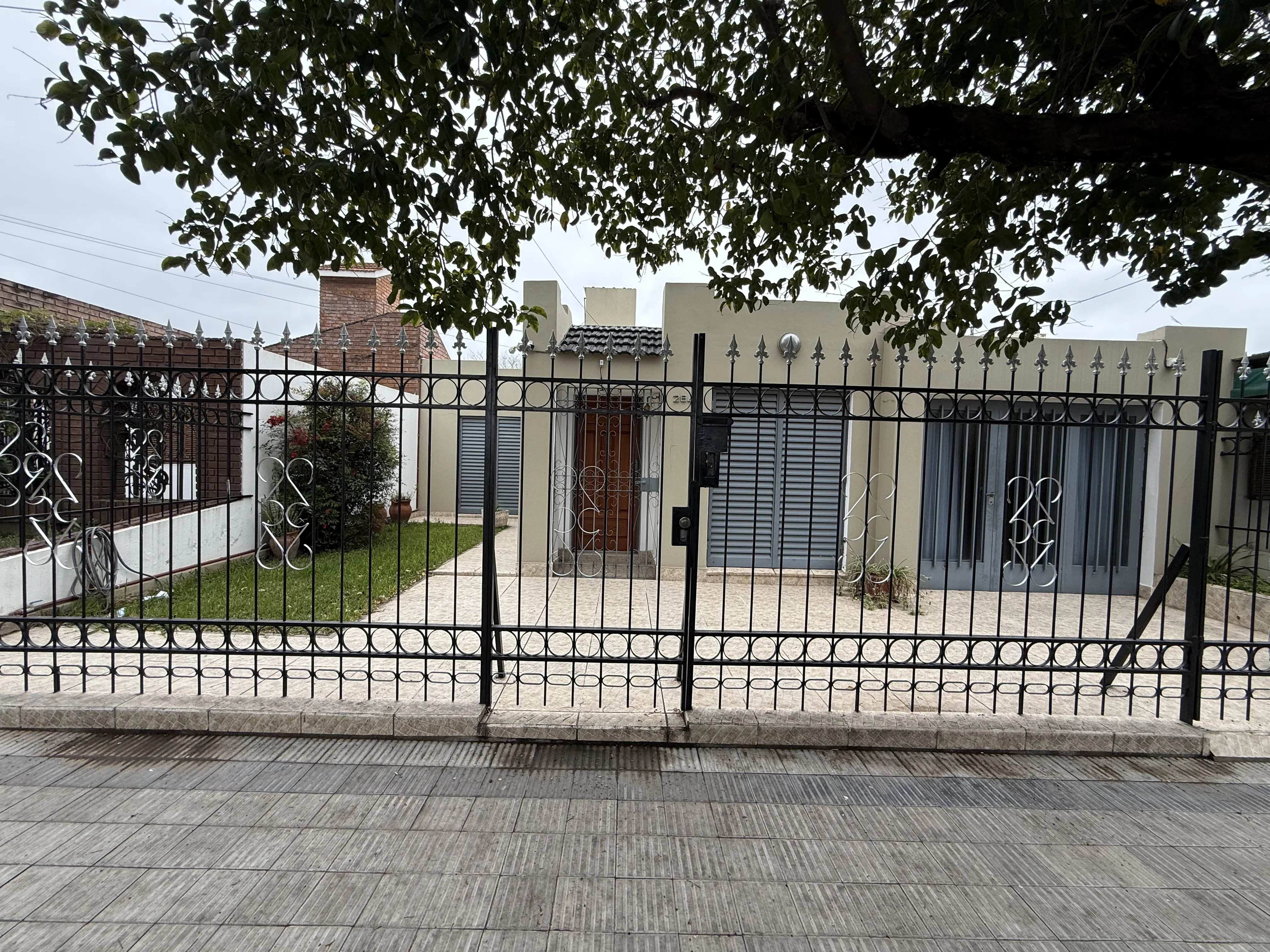 SE ALQUILA CASA 3 DORMITORIOS B° Las Palmas