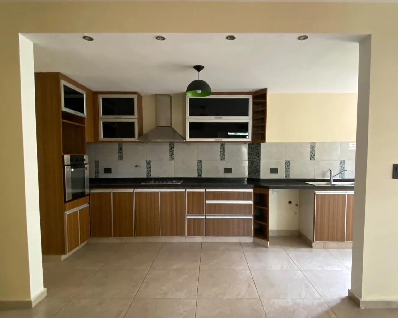CASA EN ALQUILER ANUAL — 2 DORMITORIOS, 2 BAÑOS, JARDÍN Y COCHERA | CÓRDOBA