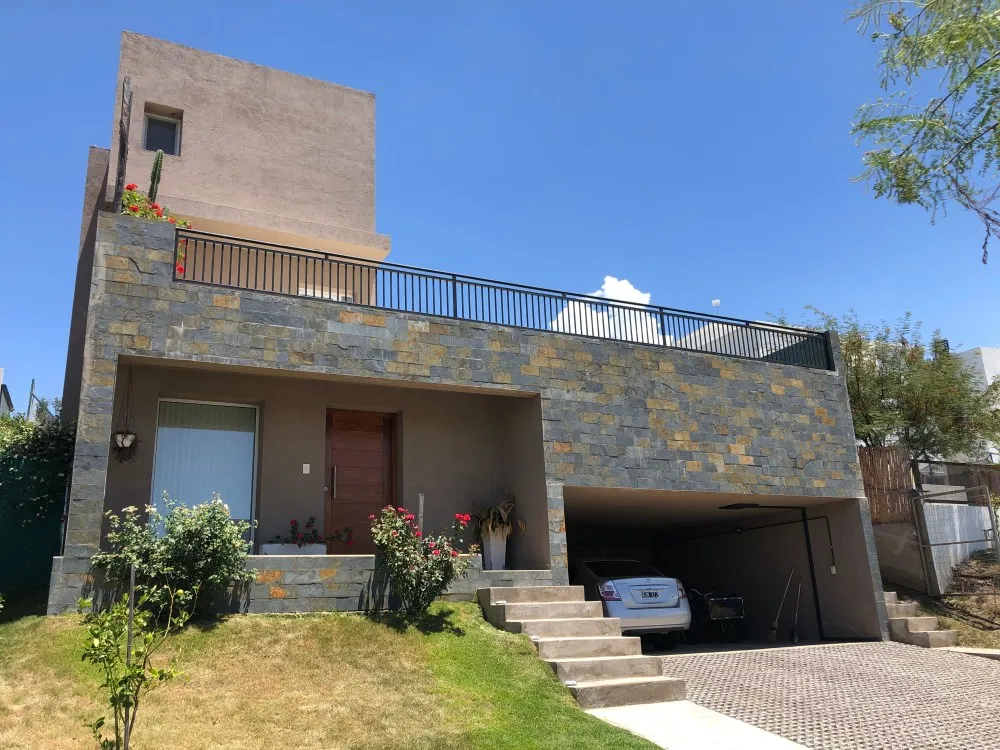 ALQUILER CASA 3 DORM BARRIO CERRADO ALTO WARCALDE!