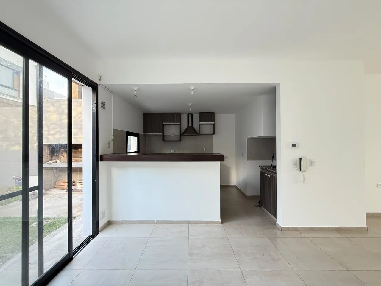 DUPLEX, MIRADORES DE MANANTIALES II, 3 dor. (1 en suite), patio con asador, entrada peatonal para vehículo, calefacción central, amplio, luminoso