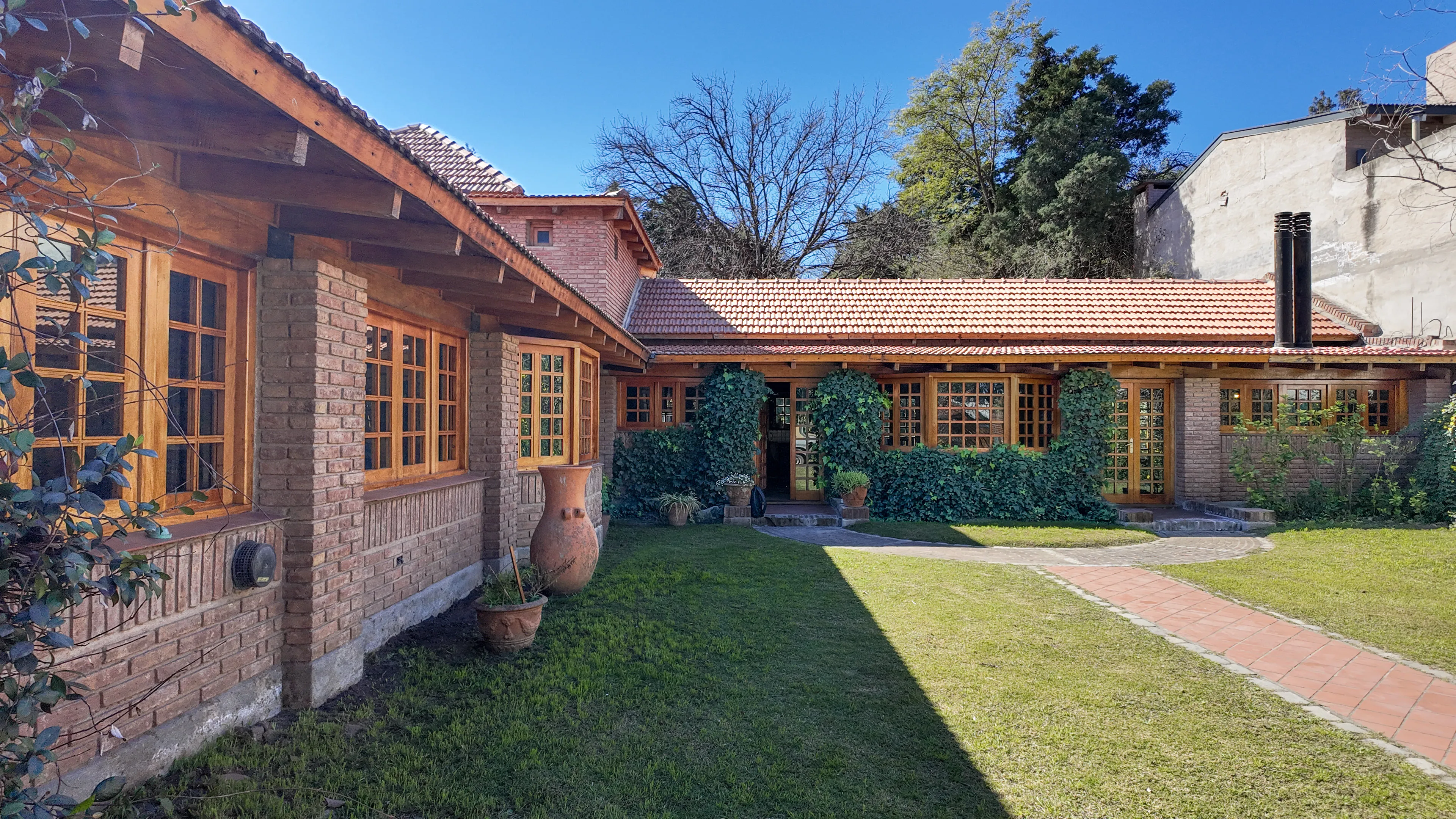 Venta casa 4 dormitorios con pileta impecable en el corazón de Argüello!