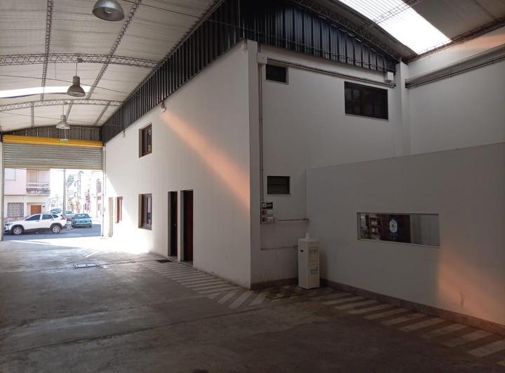 Bodega-Galpón · 900m² · 6 Ambientes