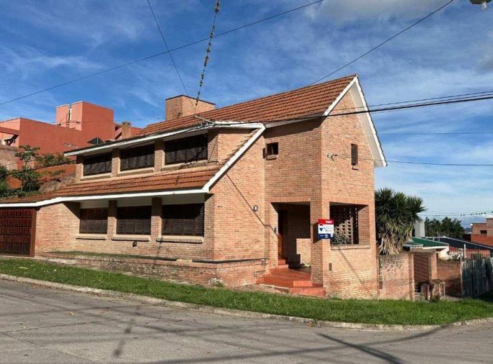 Casa · 250m² · 7 Ambientes · 2 Cocheras