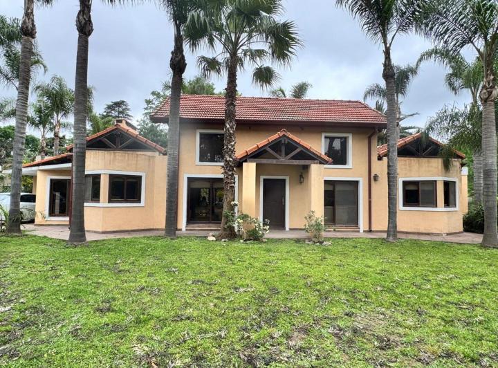 Casa · 300m² · 5 Ambientes · 2 Cocheras
