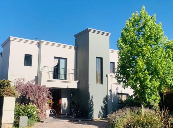 Casa · 380m² · 7 Ambientes · 1 Cochera