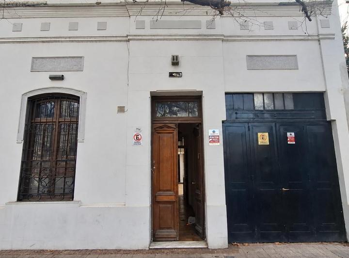 Casa · 250m² · 7 Dormitorios · 2 Cocheras