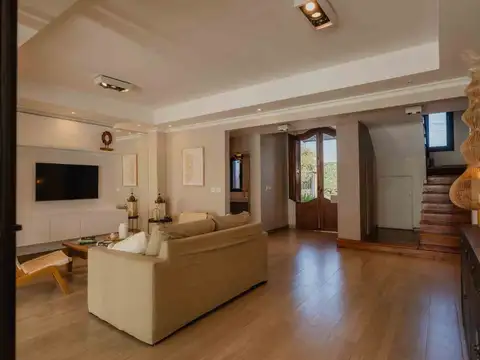 Venta casa 4 dormitorios con pileta yerba buena