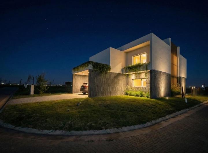 Casa · 224m² · 6 Ambientes · 2 Cocheras