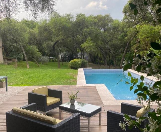 Casa · 550m² · 9 Ambientes · 3 Cocheras