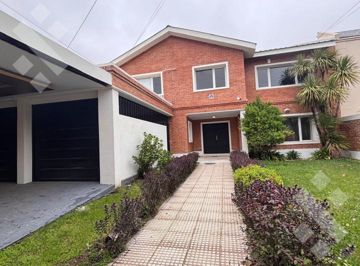 Casa · 395m² · 11 Ambientes · 1 Cochera