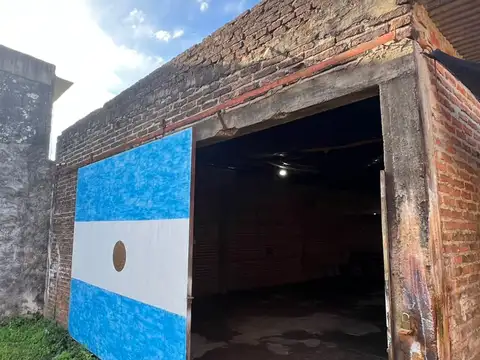 Galpón en alquiler con amplio patio delantero