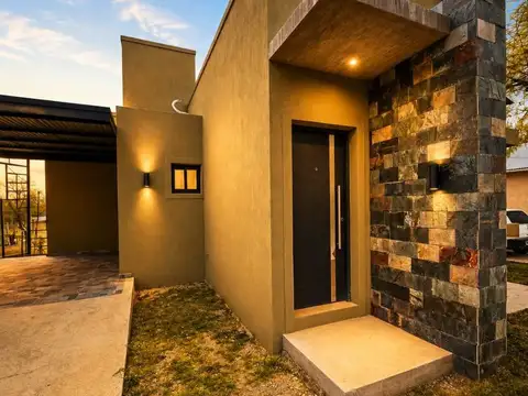 Sg inmobiliaria vende | casa minimalista  oportunidad en villa de merlo, san luis  casa minimalista a estrenar, con diseño moderno, excelentes terminaciones y una hermosa vista a las sierras. una excelente oportunidad para quienes buscan su hogar en un en