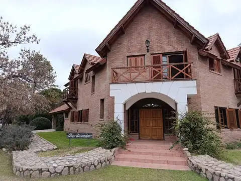 Se vende exclusivo chalet en el corazon de merlo