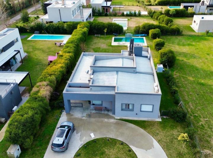 Casa · 130m² · 5 Ambientes · 4 Cocheras