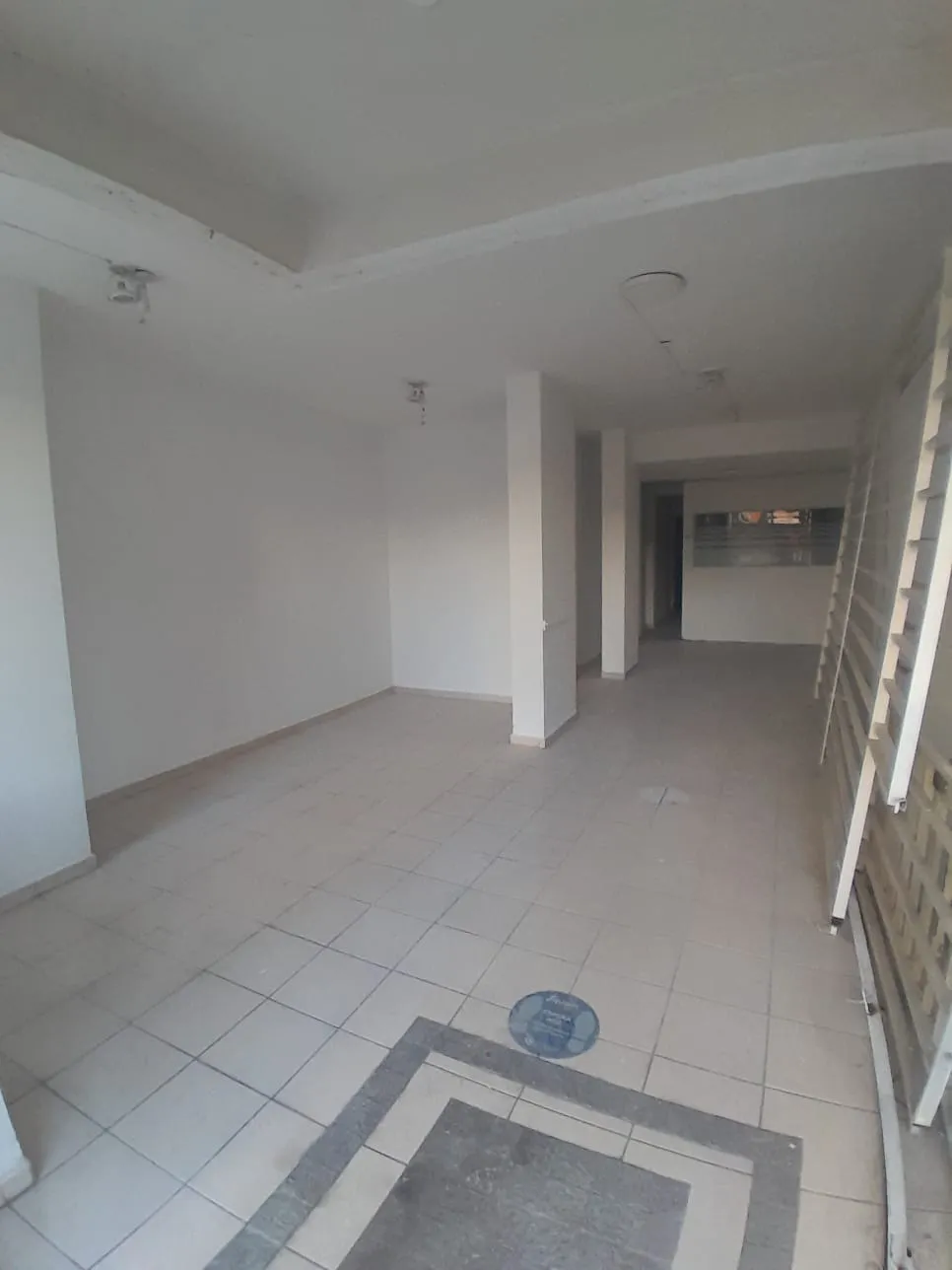 A METROS DE CASTRO BARROS SE VENDE EXCELENTE LOCAL COMERCIAL CON COCHERA
