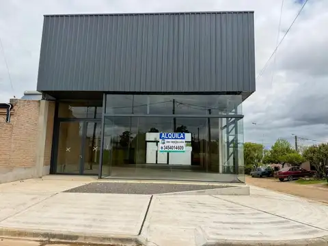 Amplio salón comercial, depósito.