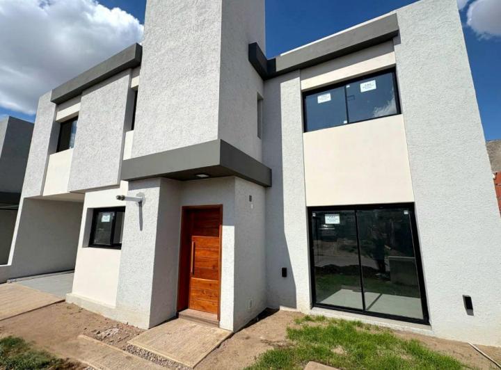 Casa · 160m² · 4 Ambientes · 2 Cocheras