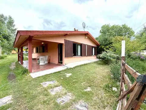 Casa en venta con amplio jardín en potrerillos