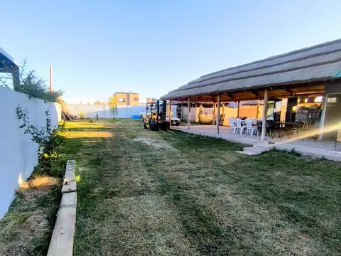 Lote con quincho y baños, b marqués de russell.