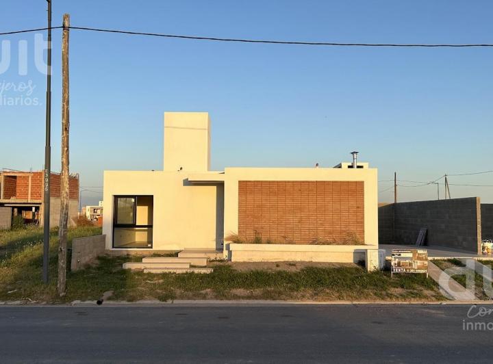 Casa · 70m² · 3 Ambientes · 2 Cocheras