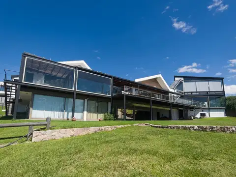 Casa con vista al lago, pileta cubierta y exterior, sauna y jacuzzi – villa carlos paz – 16 personas