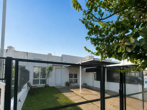 Vende casa 2 dorm. b° universitario de horizonte 1
