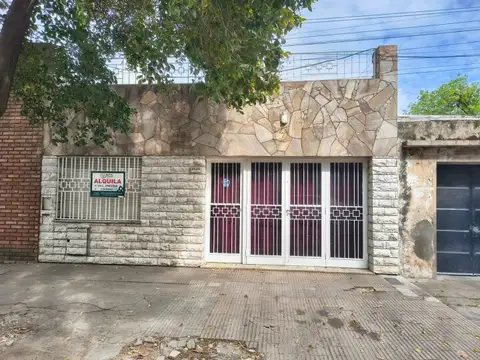 Casa con patio y cochera - pte. peron y valparaiso