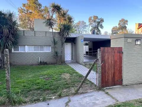Casa en alquiler de 2 dormis con piscina y parque