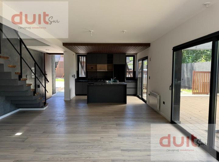 Casa · 160m² · 6 Ambientes · 2 Cocheras