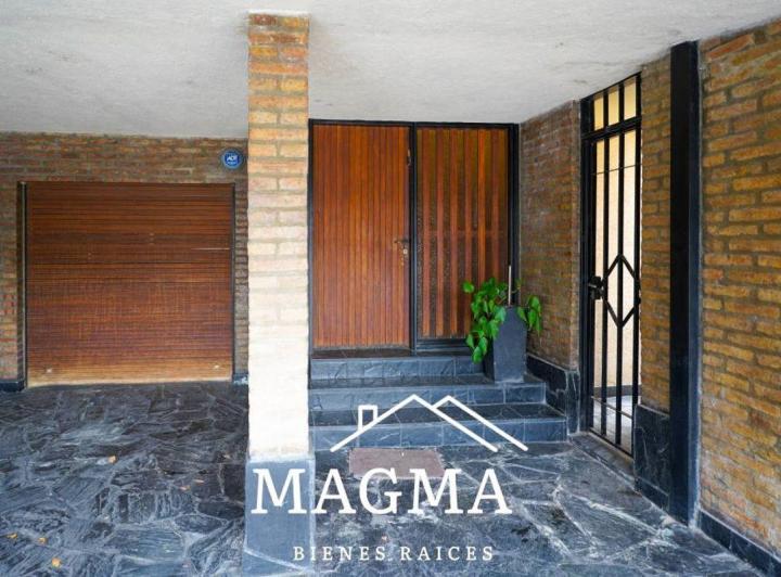 Casa · 270m² · 9 Ambientes · 2 Cocheras