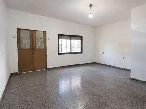 Casa en venta 2 dormitorios con local al frente