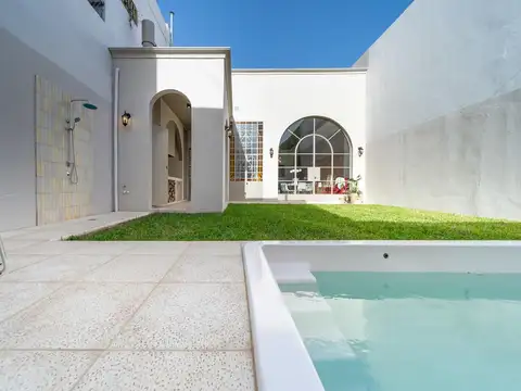 Casa 4 dormitorios, jardin y pileta, cochera, suite, abasto