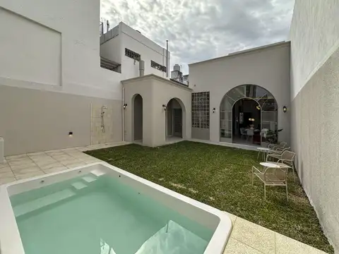 Casa de 4 dormitorios con cochera, jardín y pileta en abasto