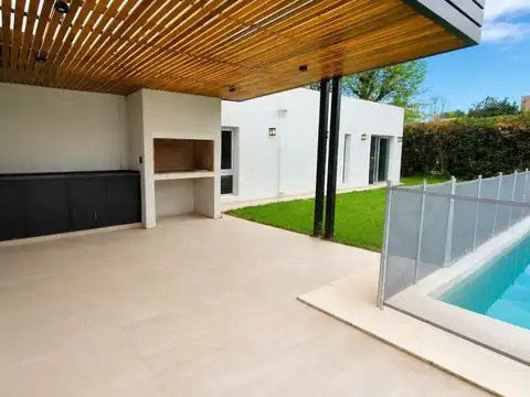 Venta casa 3 dormitorios cochera piscina miraflores funes