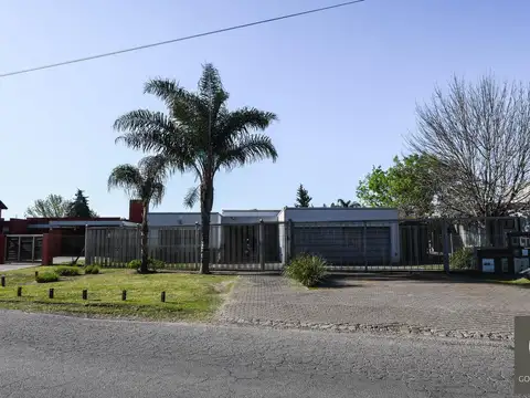 Casa en  venta - fisherton - todo en planta baja - 3/4 dormitorios - quincho , pileta