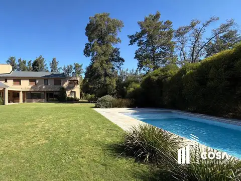 Venta casa 5 dormitorios con amplio jardín y piscina palos verdes country club fisherton rosario