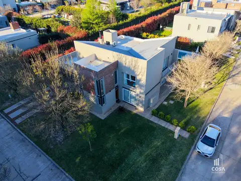 Venta casa 3 dormitorios con amplio jardín y piscina complejo sol de funes santa fe