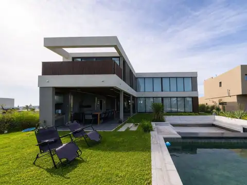 Venta casa de diseño 4 dormitorios en vida