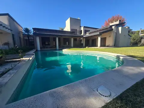 Se vende casa de categoría. country el paso.