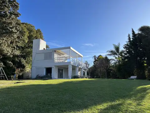 Casa 3 dormitorios importante terreno en arroyo seco con bajada directa al rio.