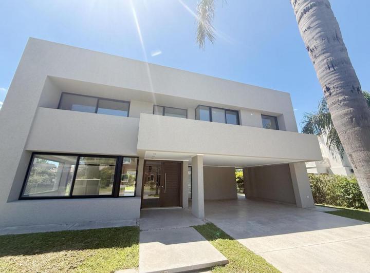 Casa · 254m² · 5 Ambientes · 2 Cocheras