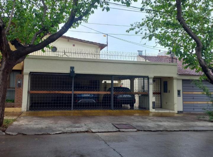 Casa · 2 Dormitorios · 1 Cochera