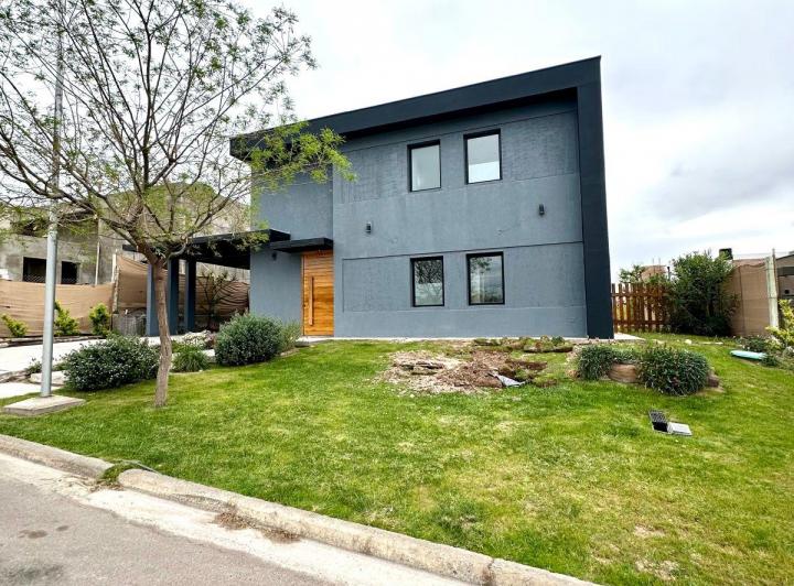 Casa · 300m² · 6 Ambientes · 2 Cocheras