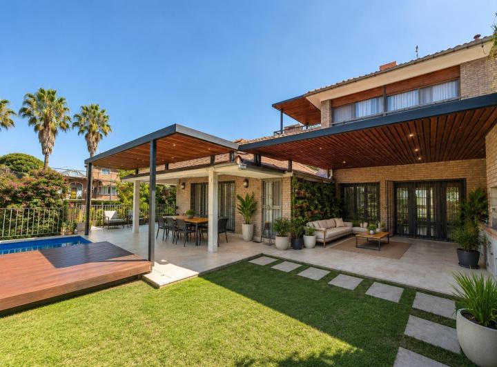 Casa · 329m² · 7 Ambientes · 2 Cocheras
