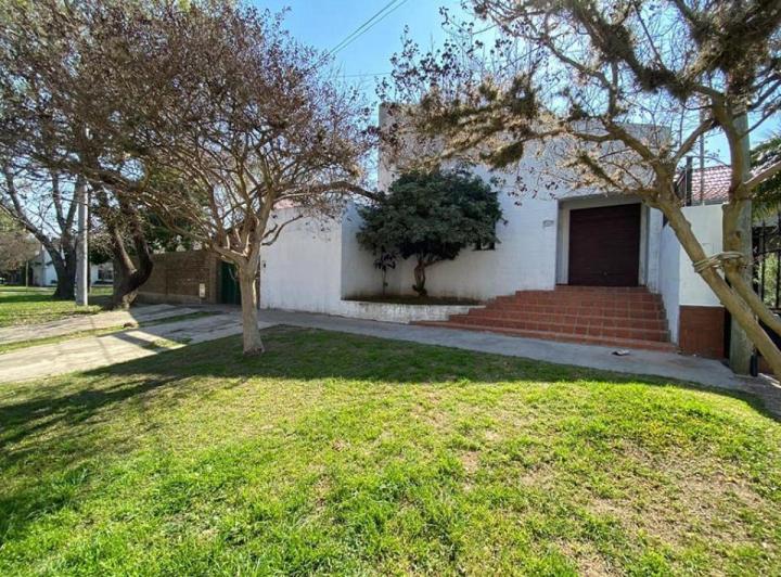 Casa · 90m² · 10 Ambientes · 1 Cochera