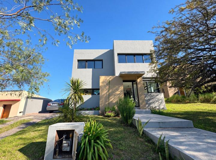 Casa · 257m² · 8 Ambientes · 1 Cochera