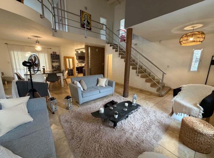 Casa · 295m² · 5 Ambientes · 4 Cocheras