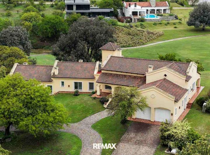 Casa · 388m² · 7 Ambientes · 2 Cocheras