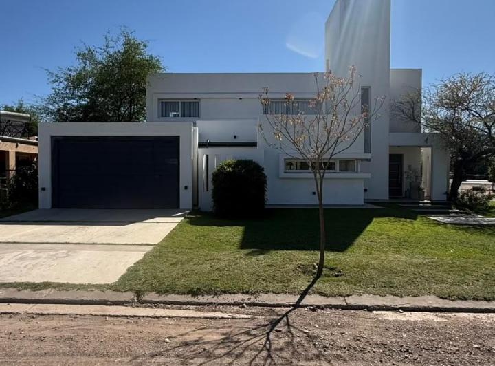 Casa · 216m² · 4 Ambientes · 2 Cocheras